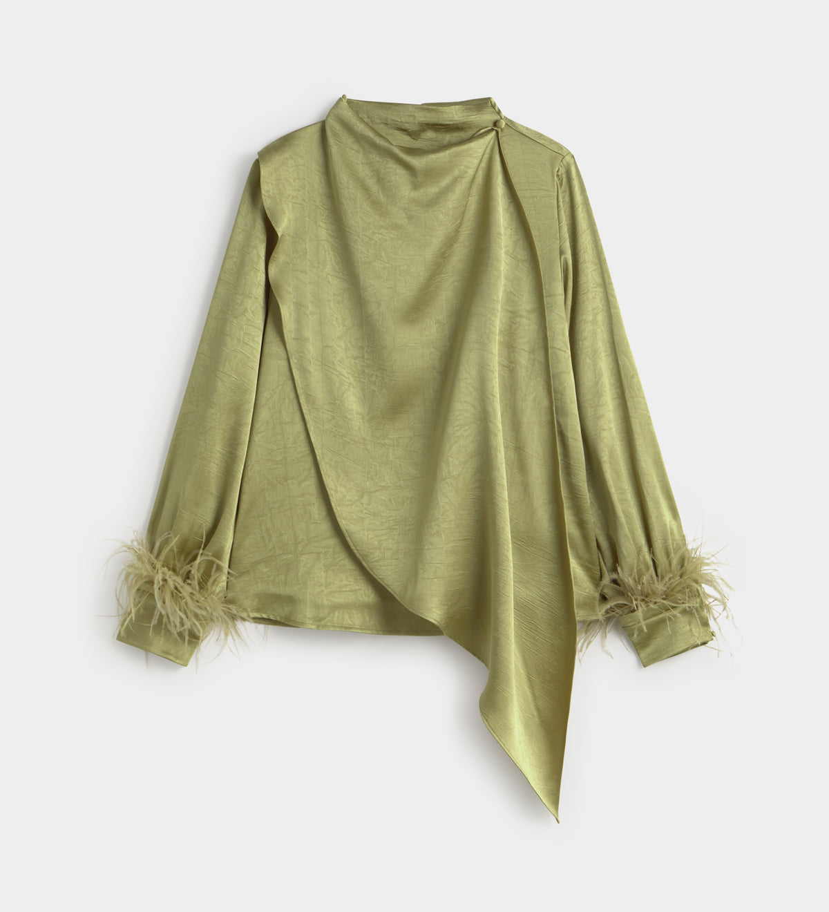Blusa satinada plumas