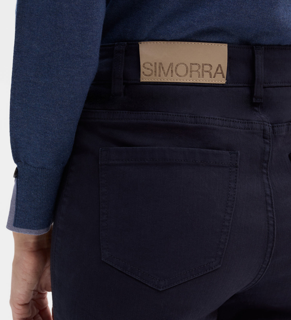 Pantalón slim bordado lateral