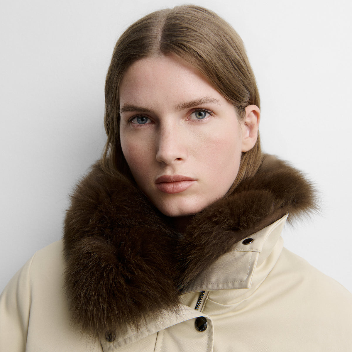 Short parka with fur collar