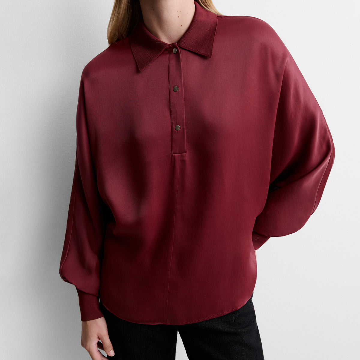 Blusa satinada manga murciélago