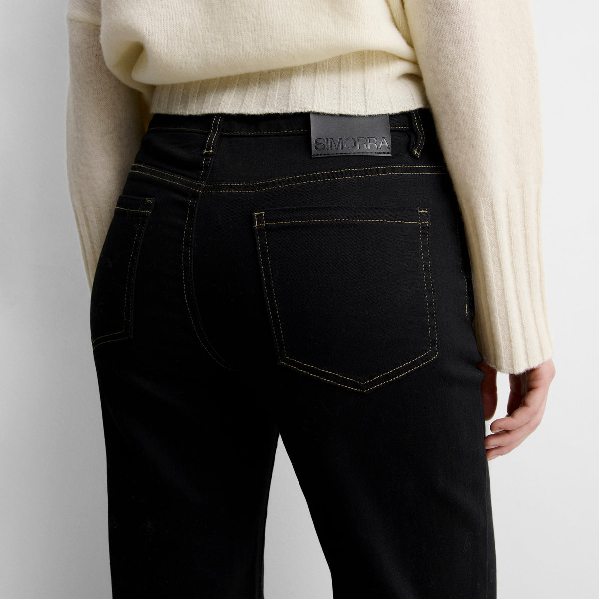 Pantalón sarga pespuntes contraste