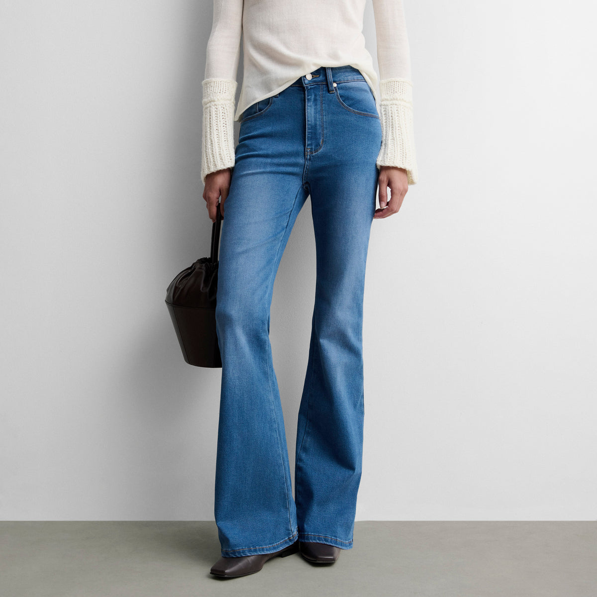 Pantalón vaquero acampanado