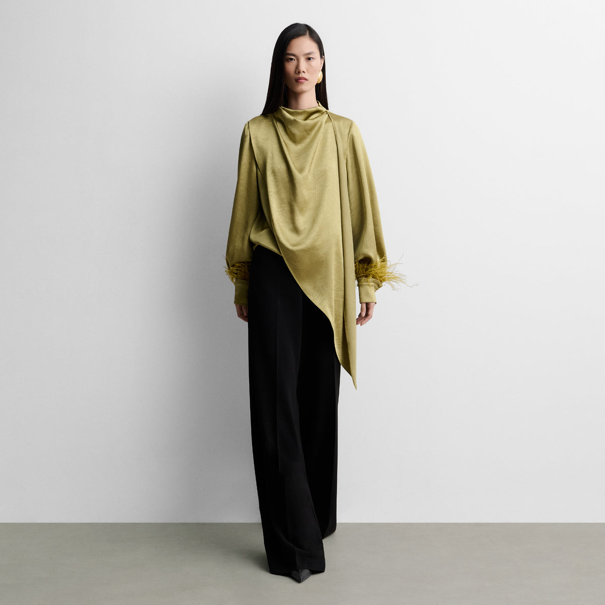 Blusa satinada plumas