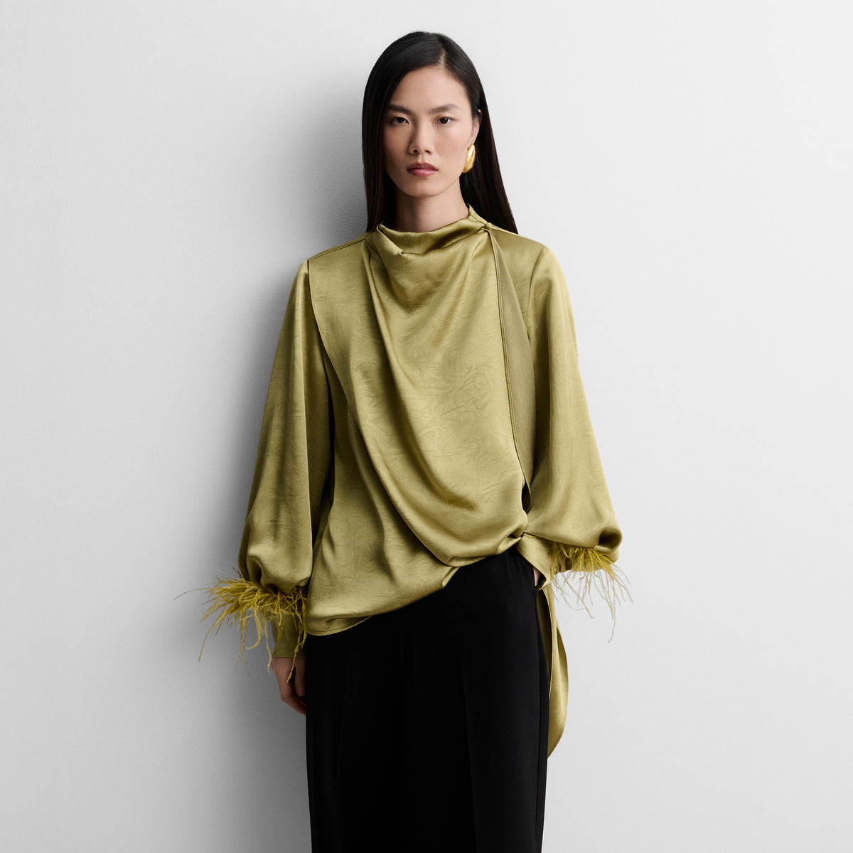 Blusa satinada plumas