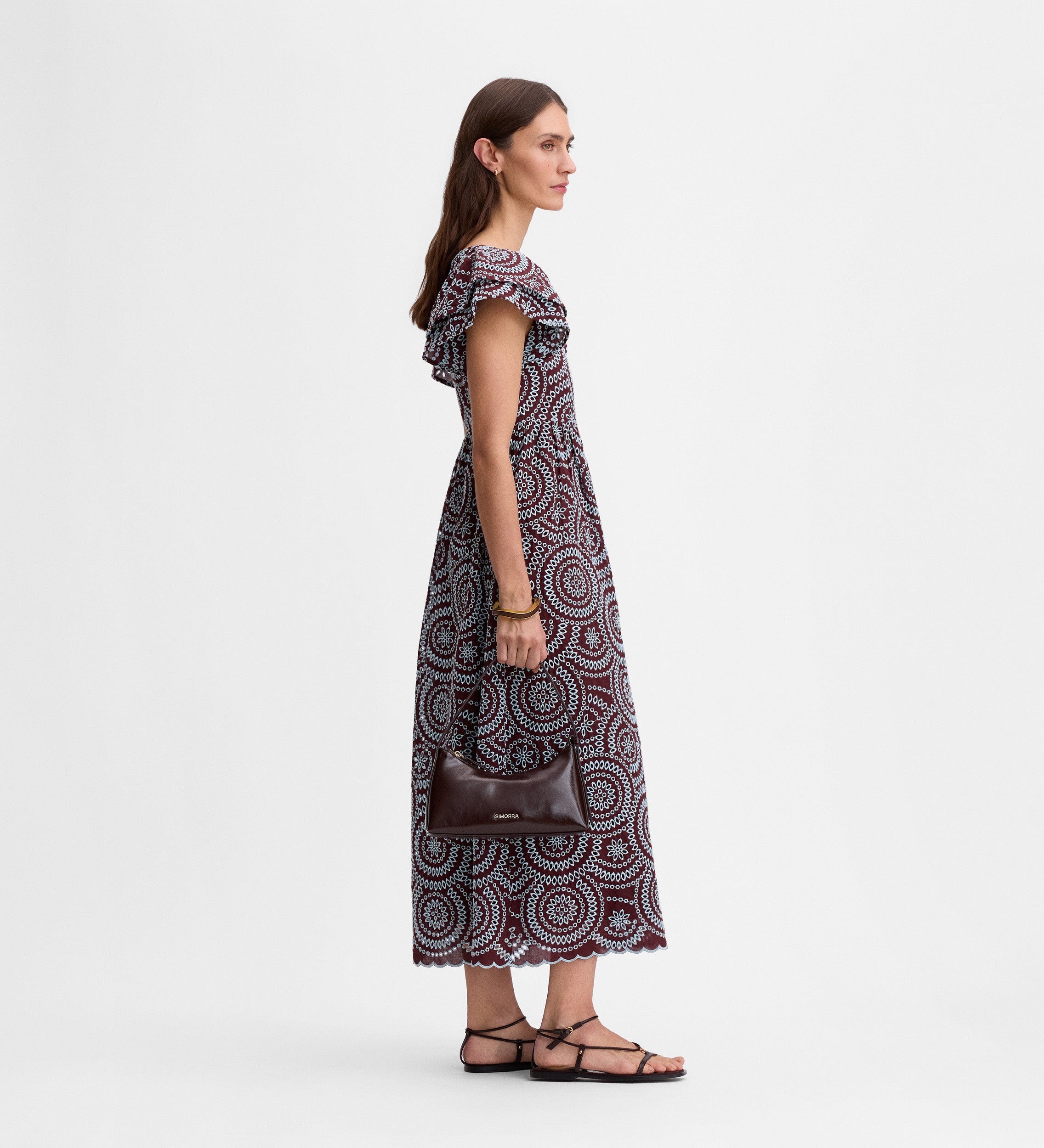 Robe brodée contrastée