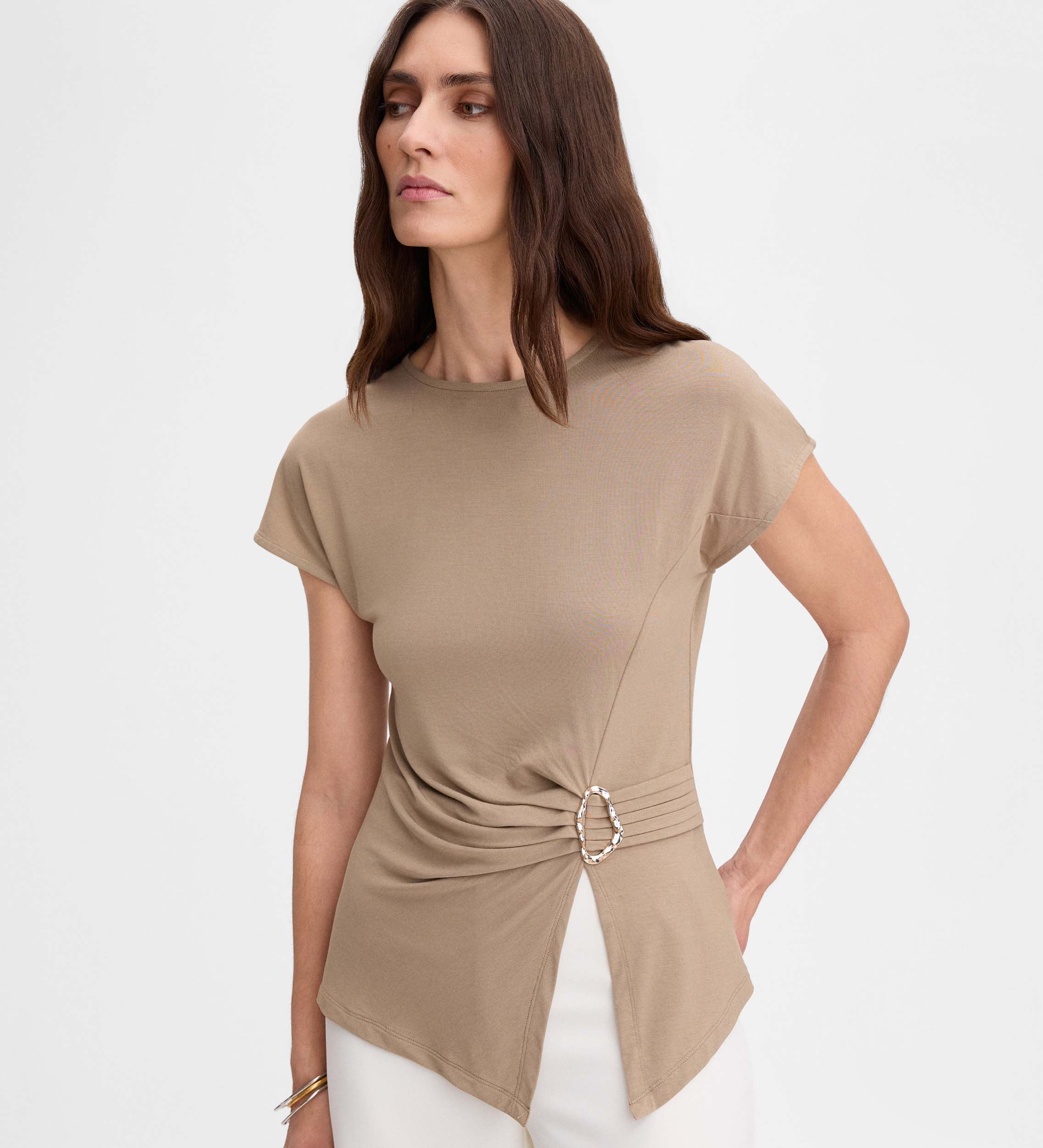 Camiseta asimétrica hebilla