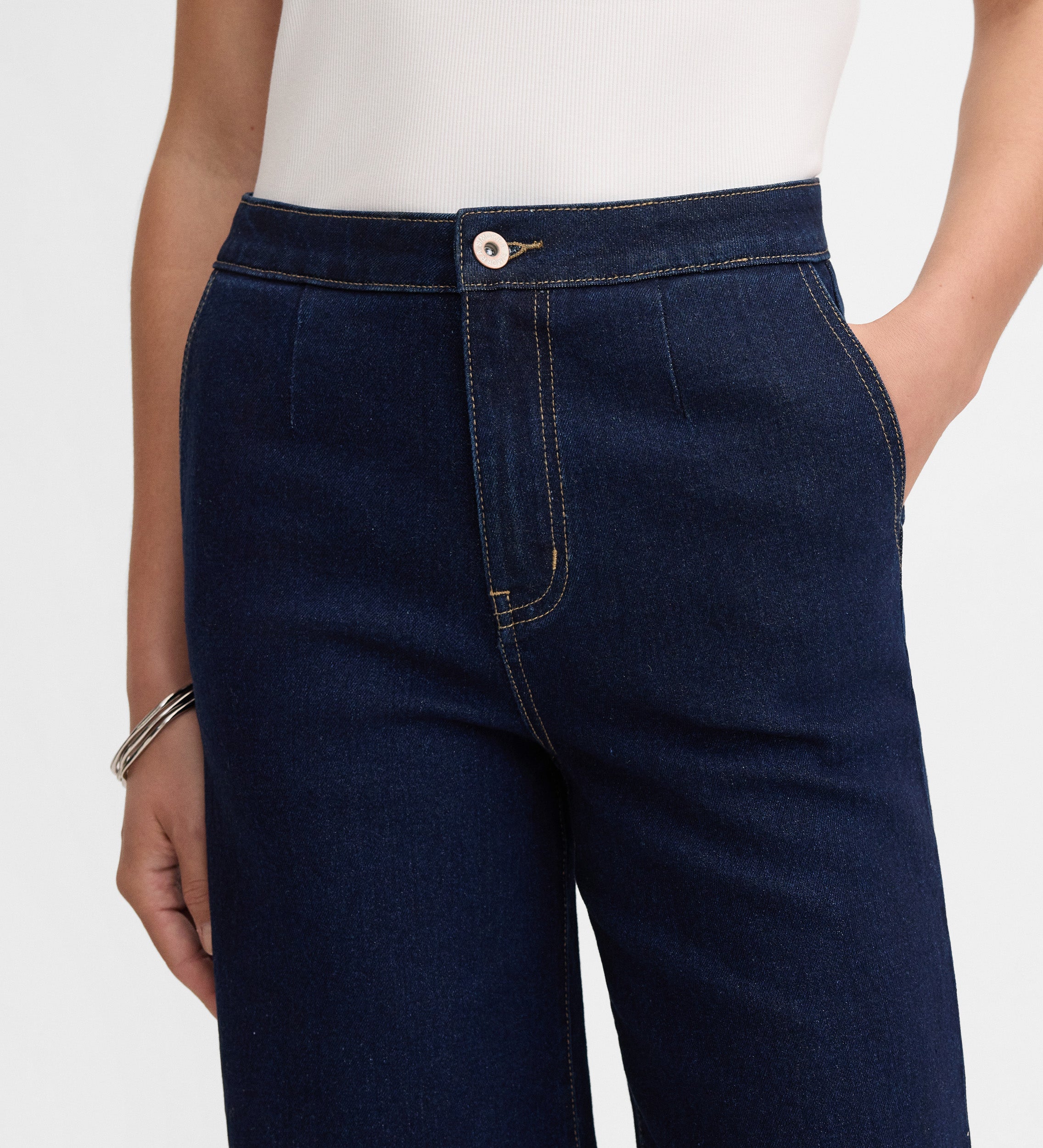 Pantalón vaquero crop troquelado