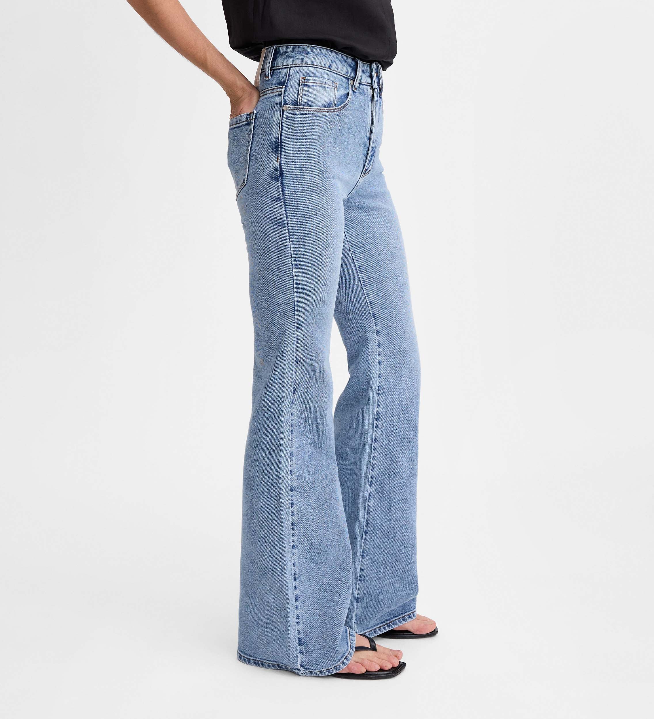 Pantalón vaquero acampanado