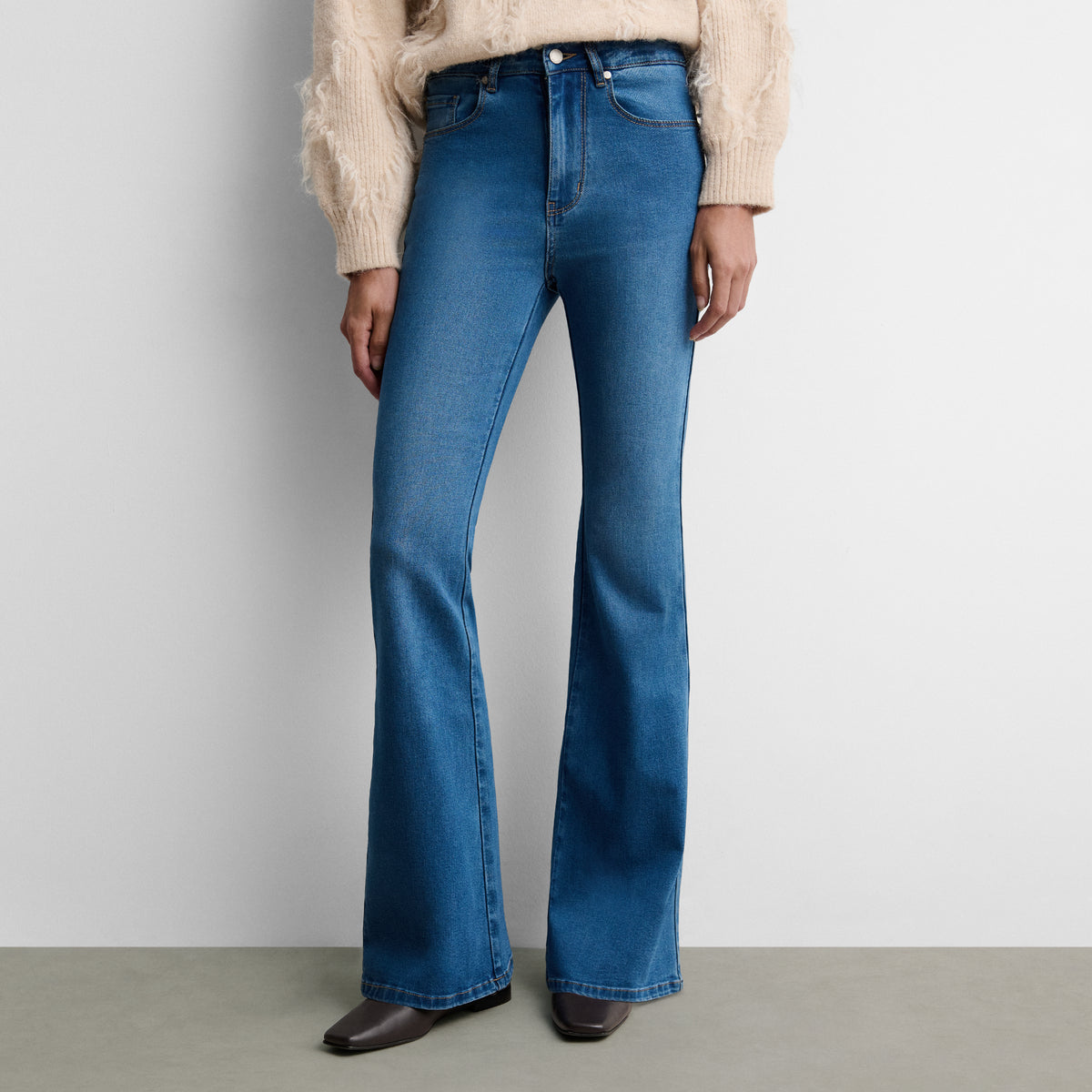 Pantalón vaquero acampanado