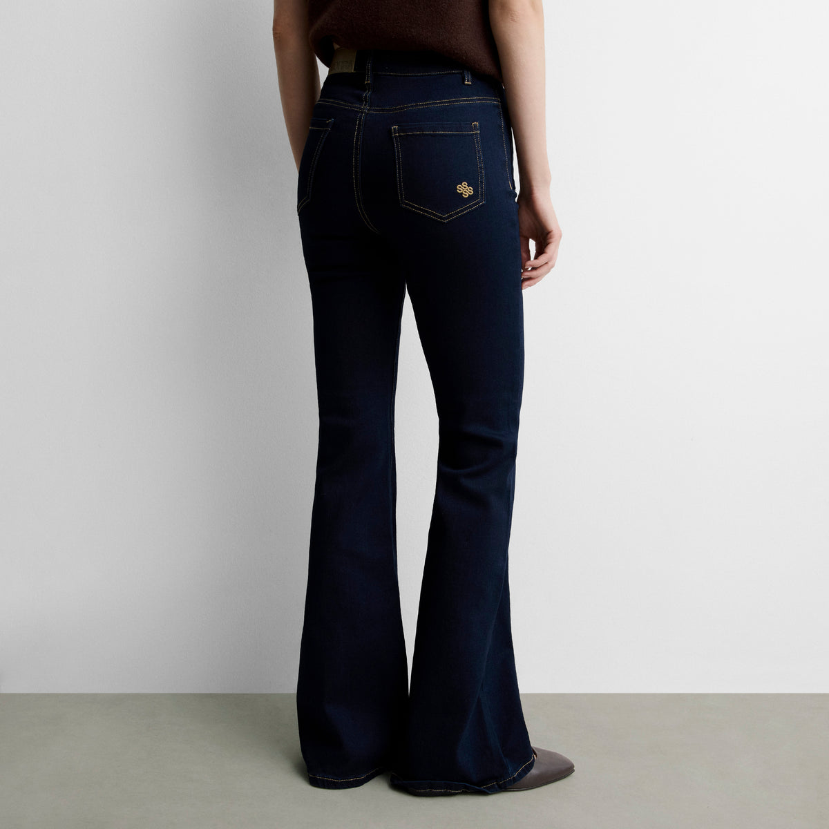 Pantalón vaquero bolsillos parche