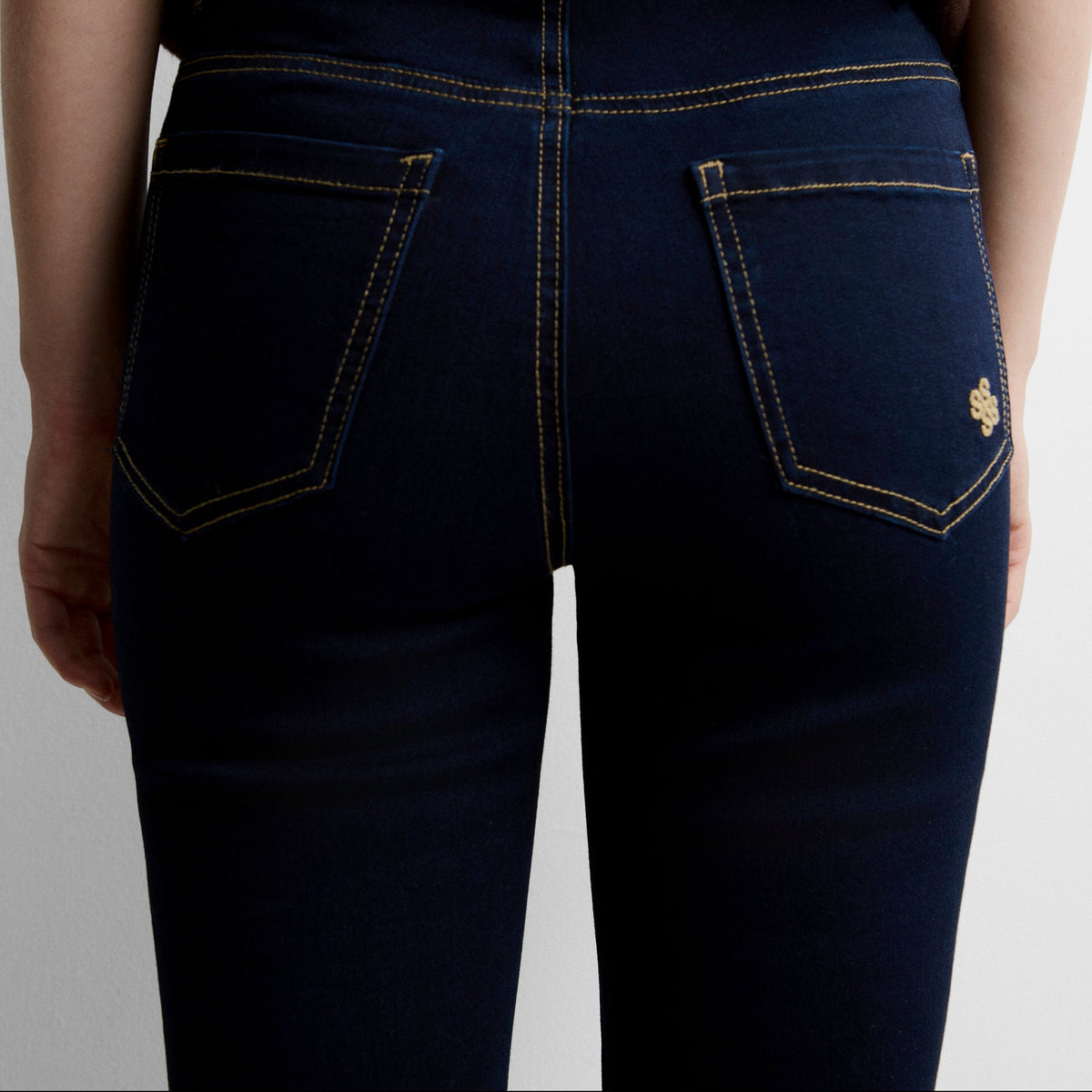 Pantalón vaquero bolsillos parche