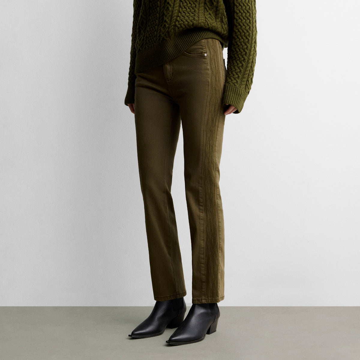 Pantalón slim bordado lateral