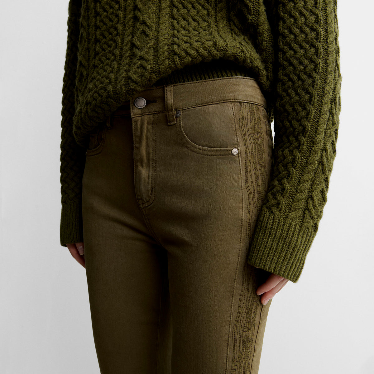 Pantalón slim bordado lateral