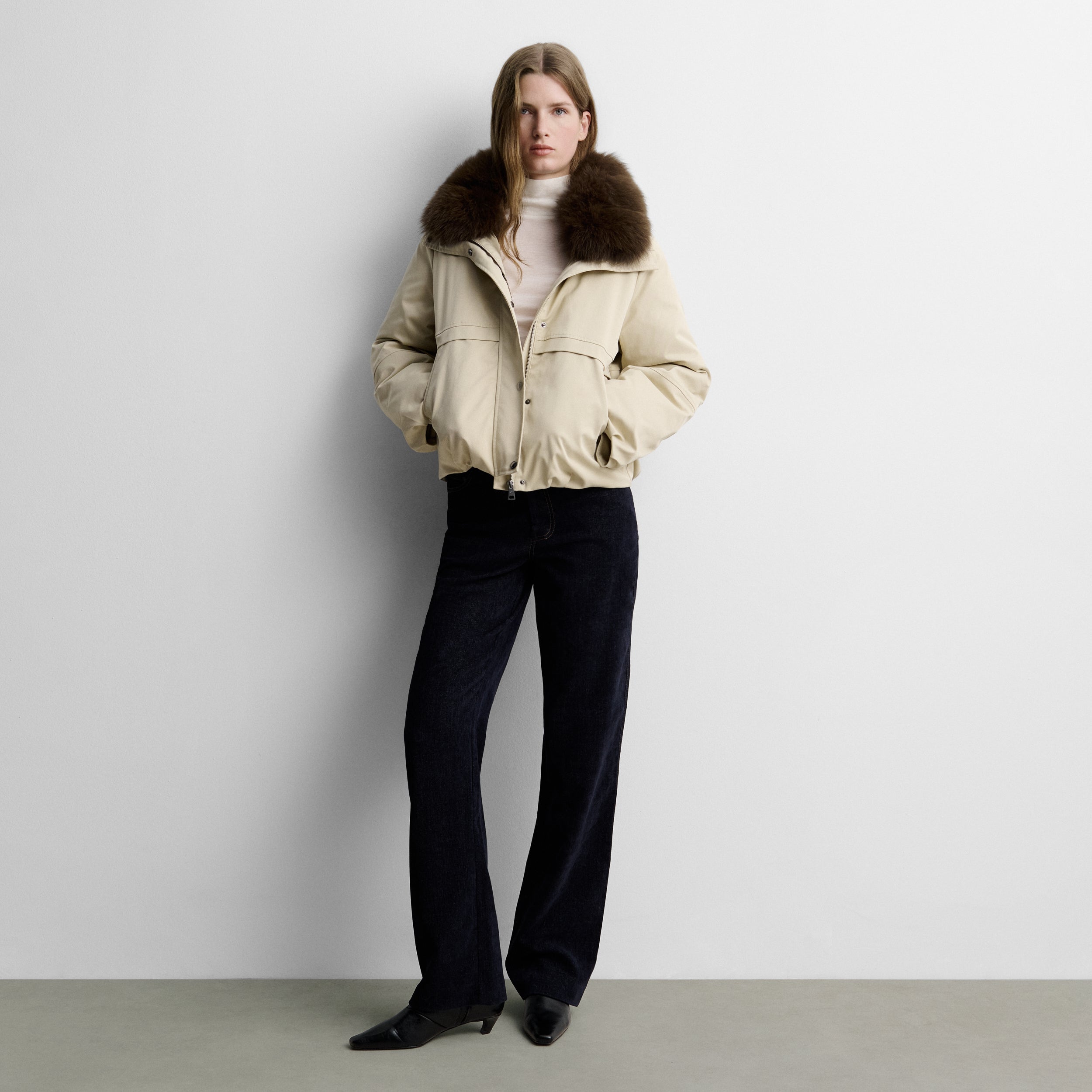 Short parka with fur collar