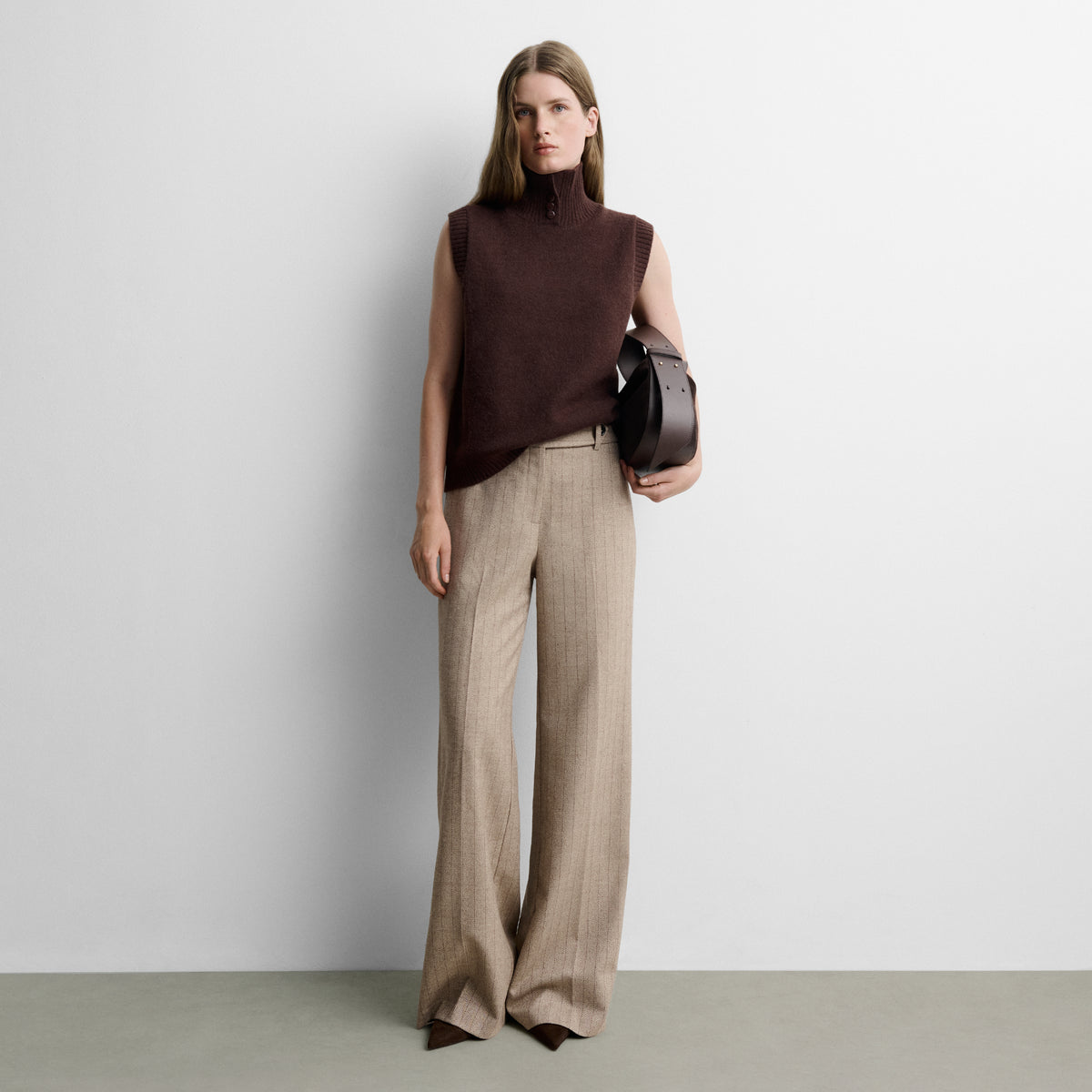 Pantalón espiga acampanado