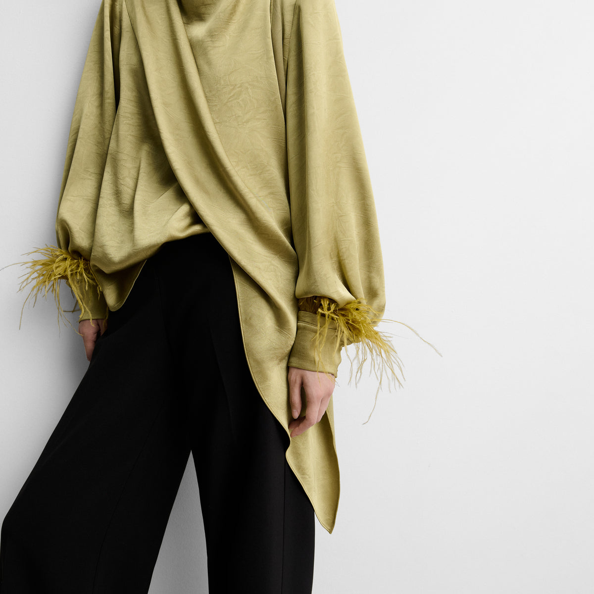 Blusa satinada plumas
