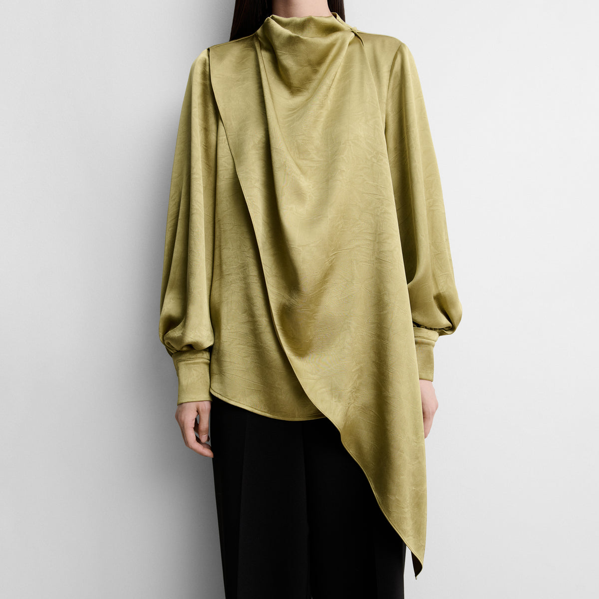 Blusa satinada plumas