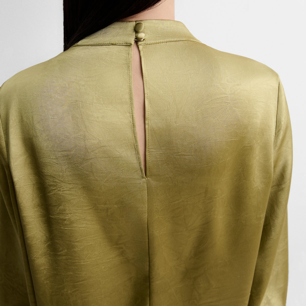 Blusa satinada plumas