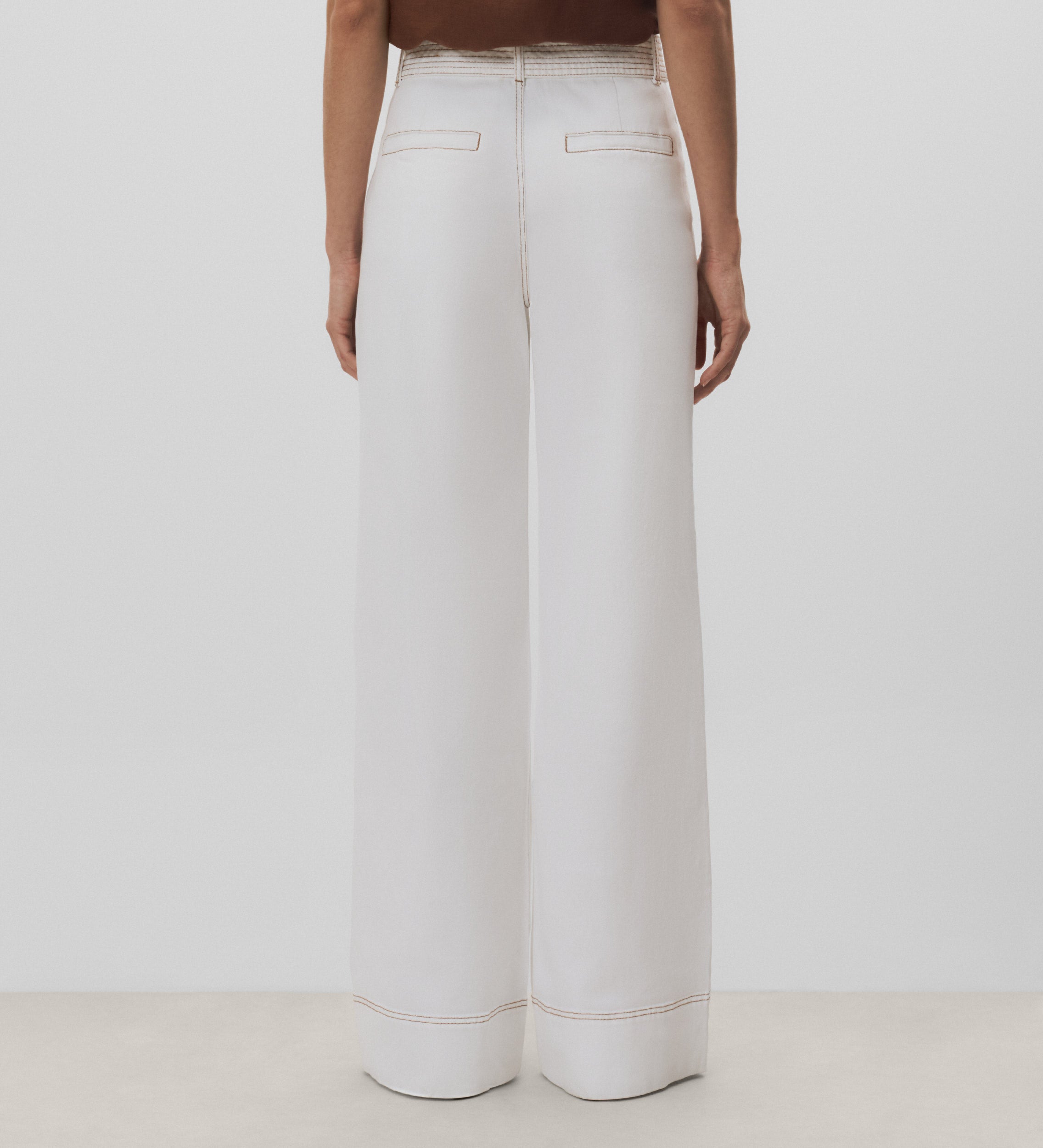 Pantalón denim pespuntes
