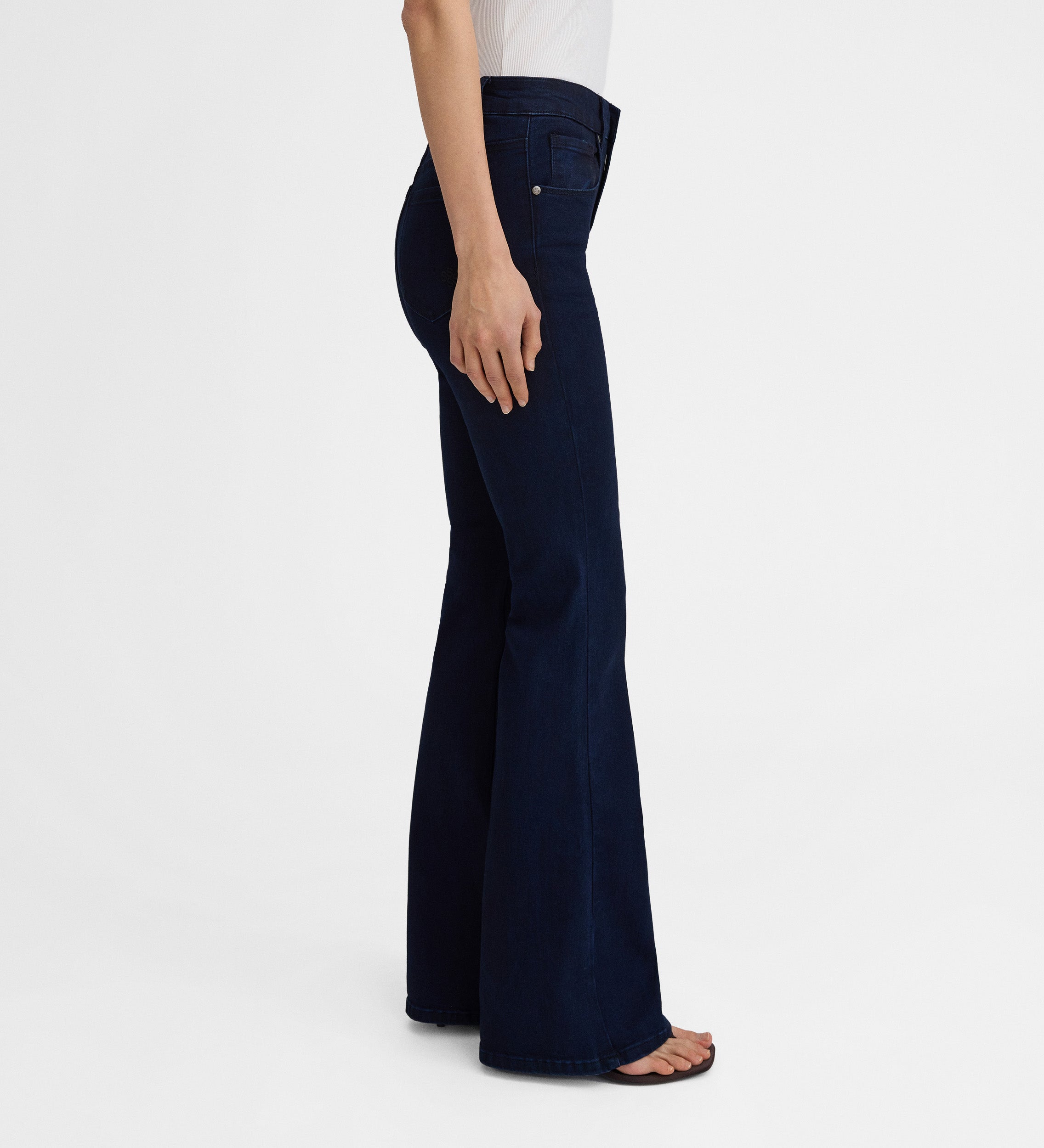Pantalón vaquero acampanado