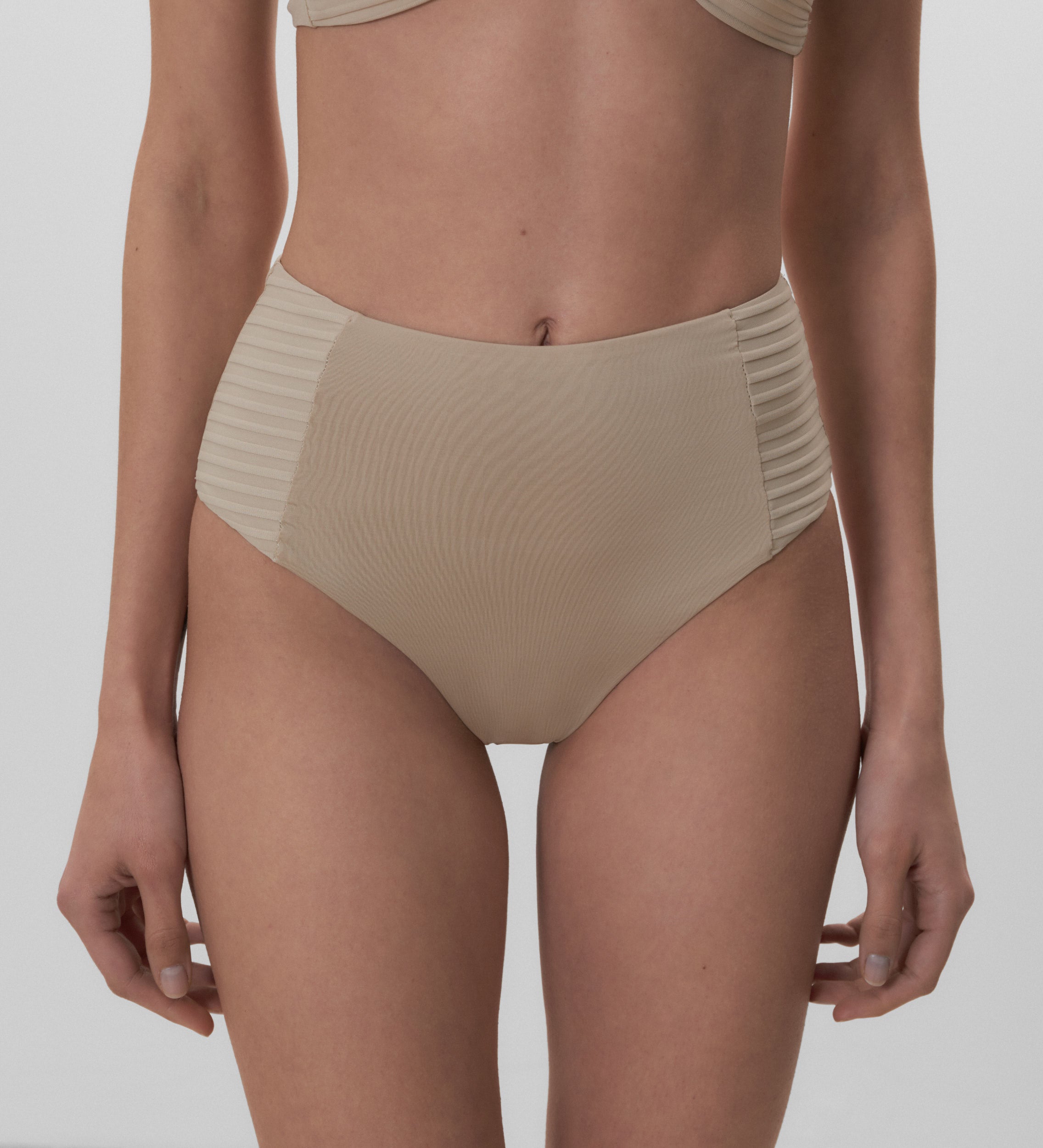 Braguita de bikini tiro alto