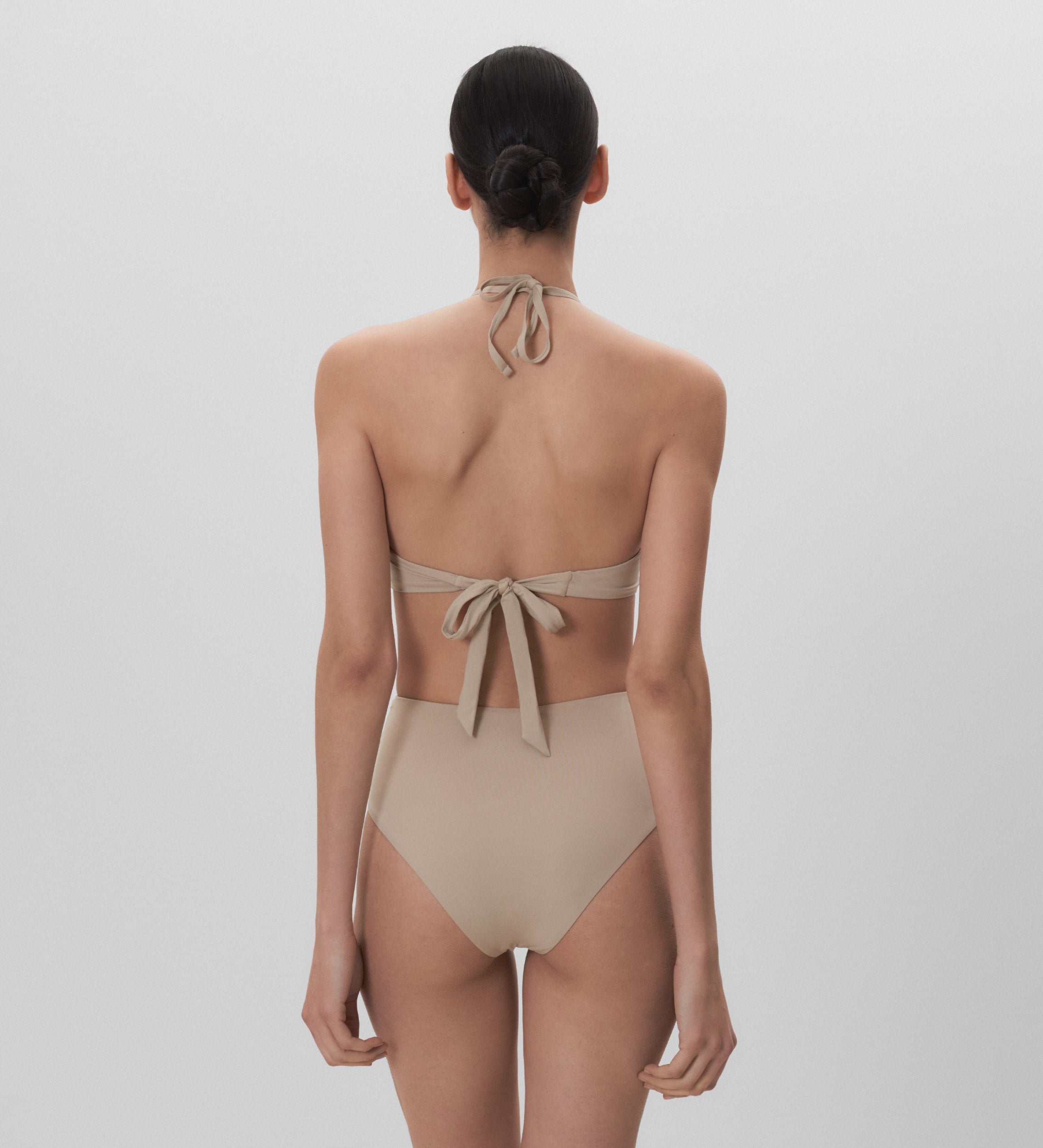 Braguita de bikini tiro alto