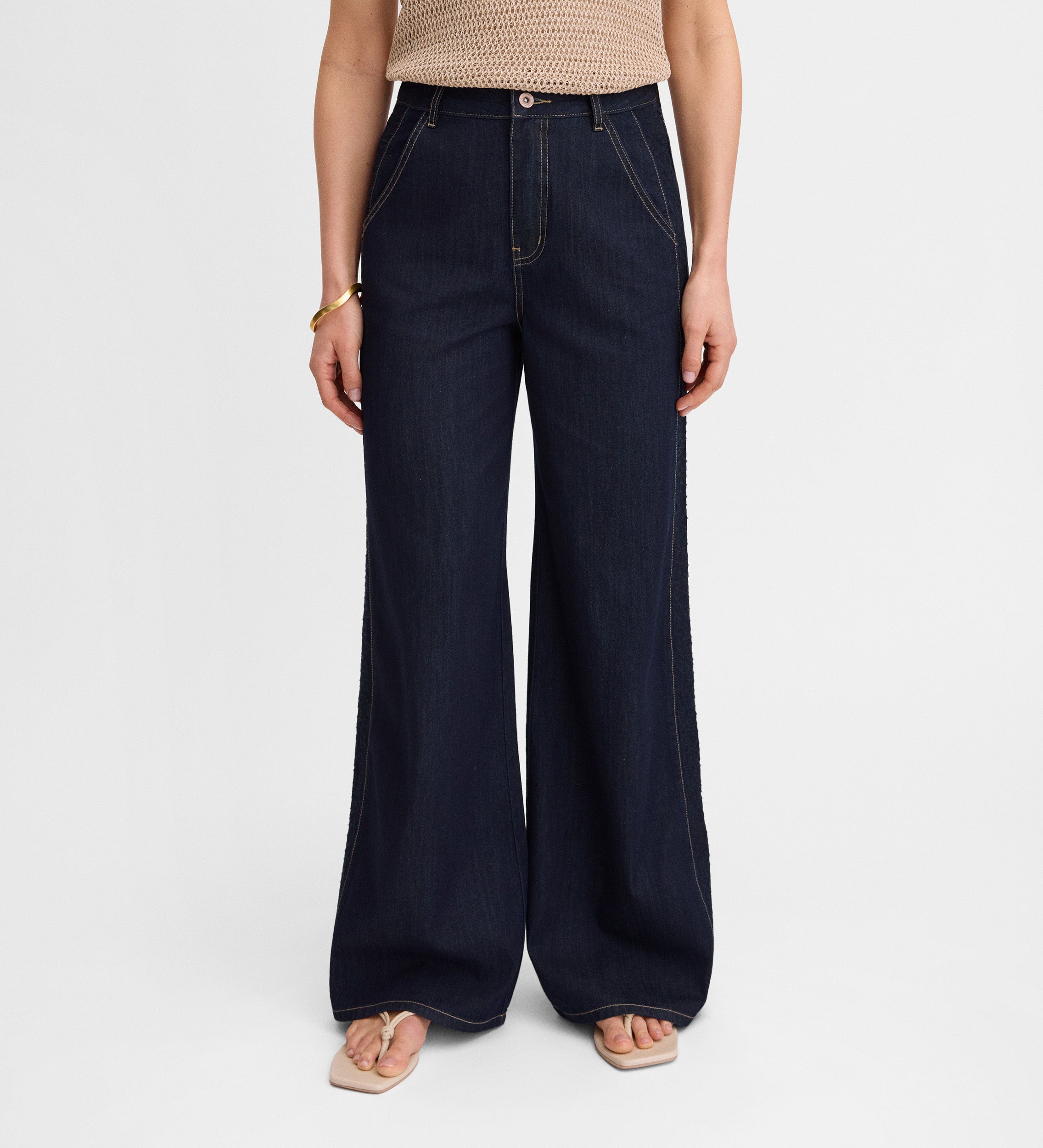 Pantalón vaquero ancho bordado