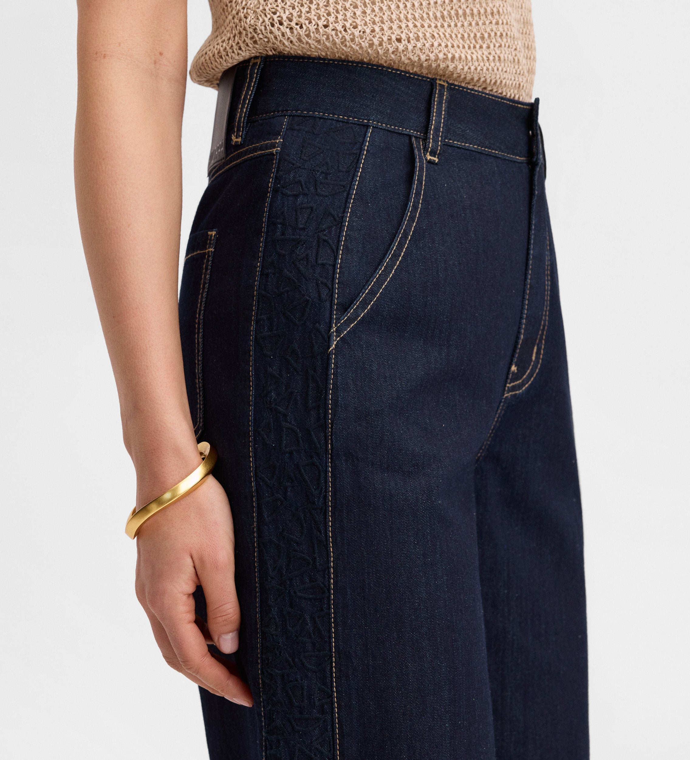 Pantalón vaquero ancho bordado