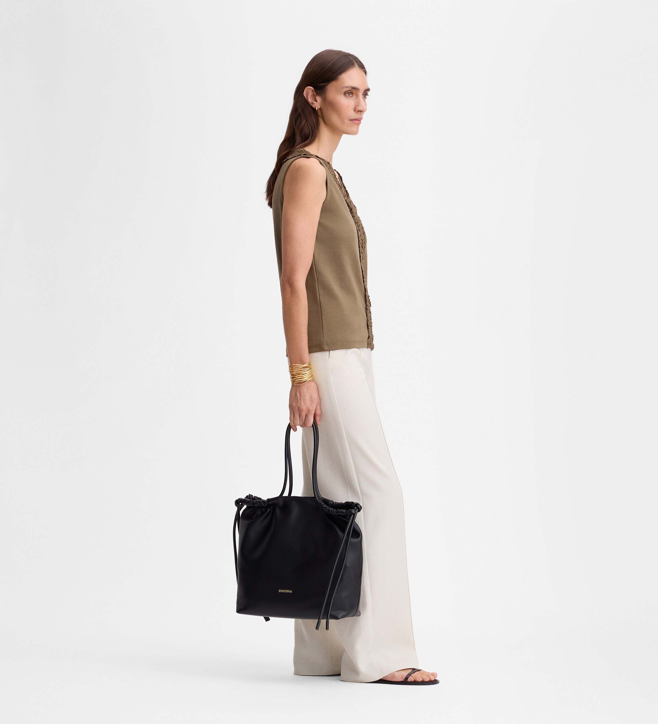 Top brodé en textile