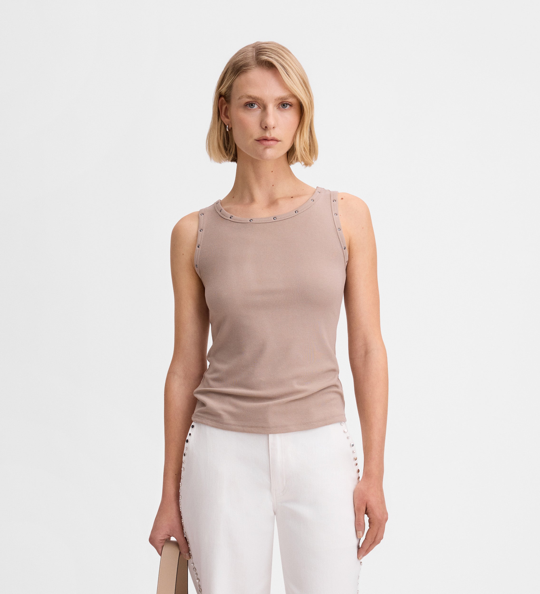 Sleeveless rivets t-shirt