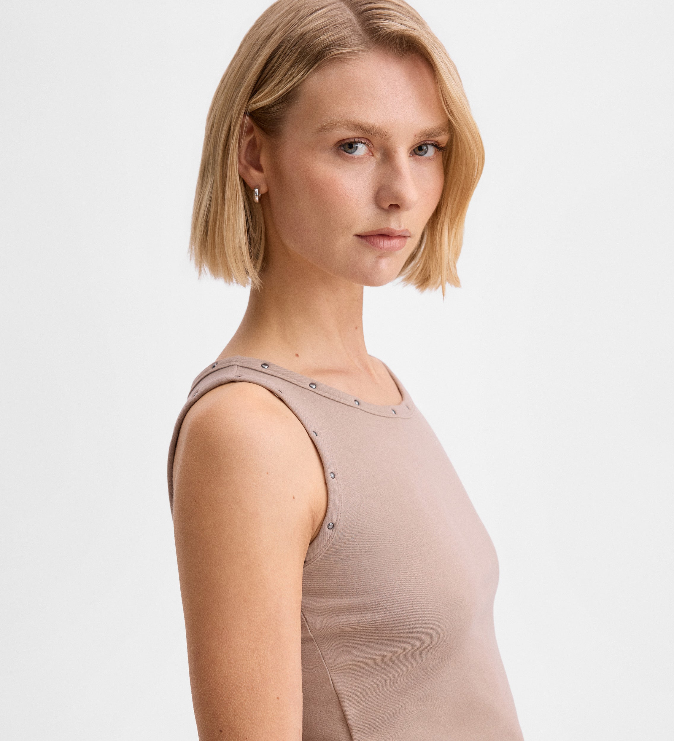 Sleeveless rivets t-shirt