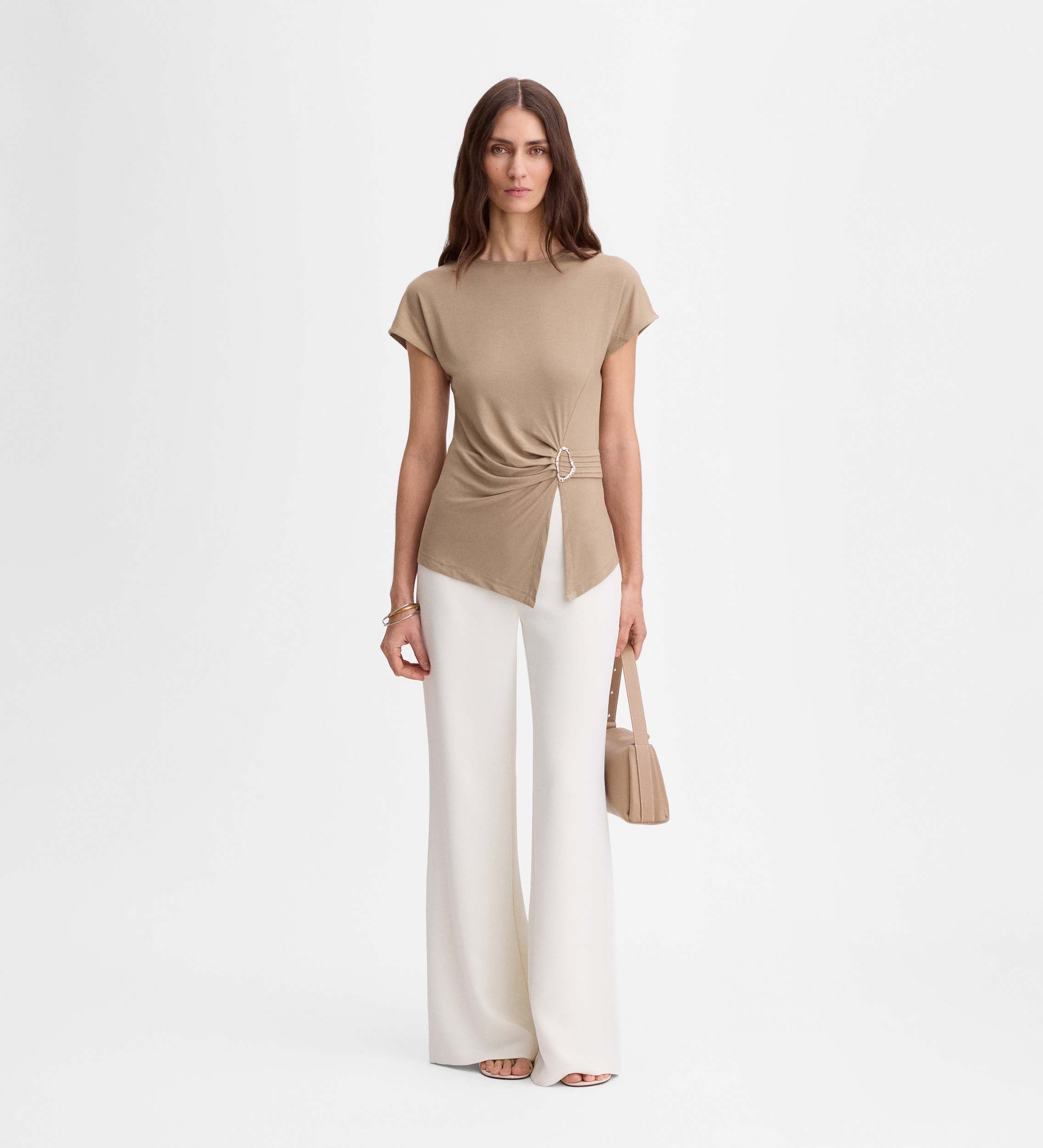 Camiseta asimétrica hebilla