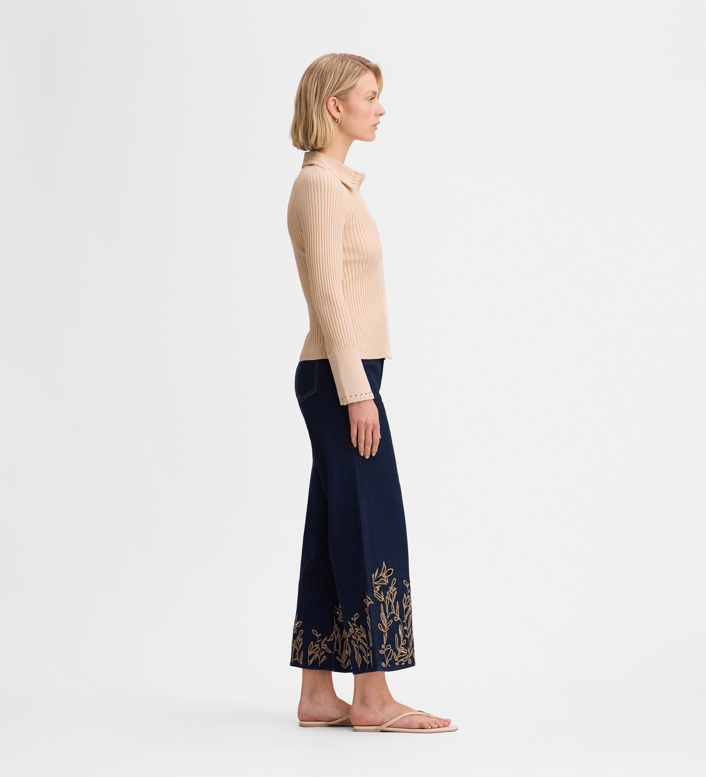 Pantalón vaquero crop bordado