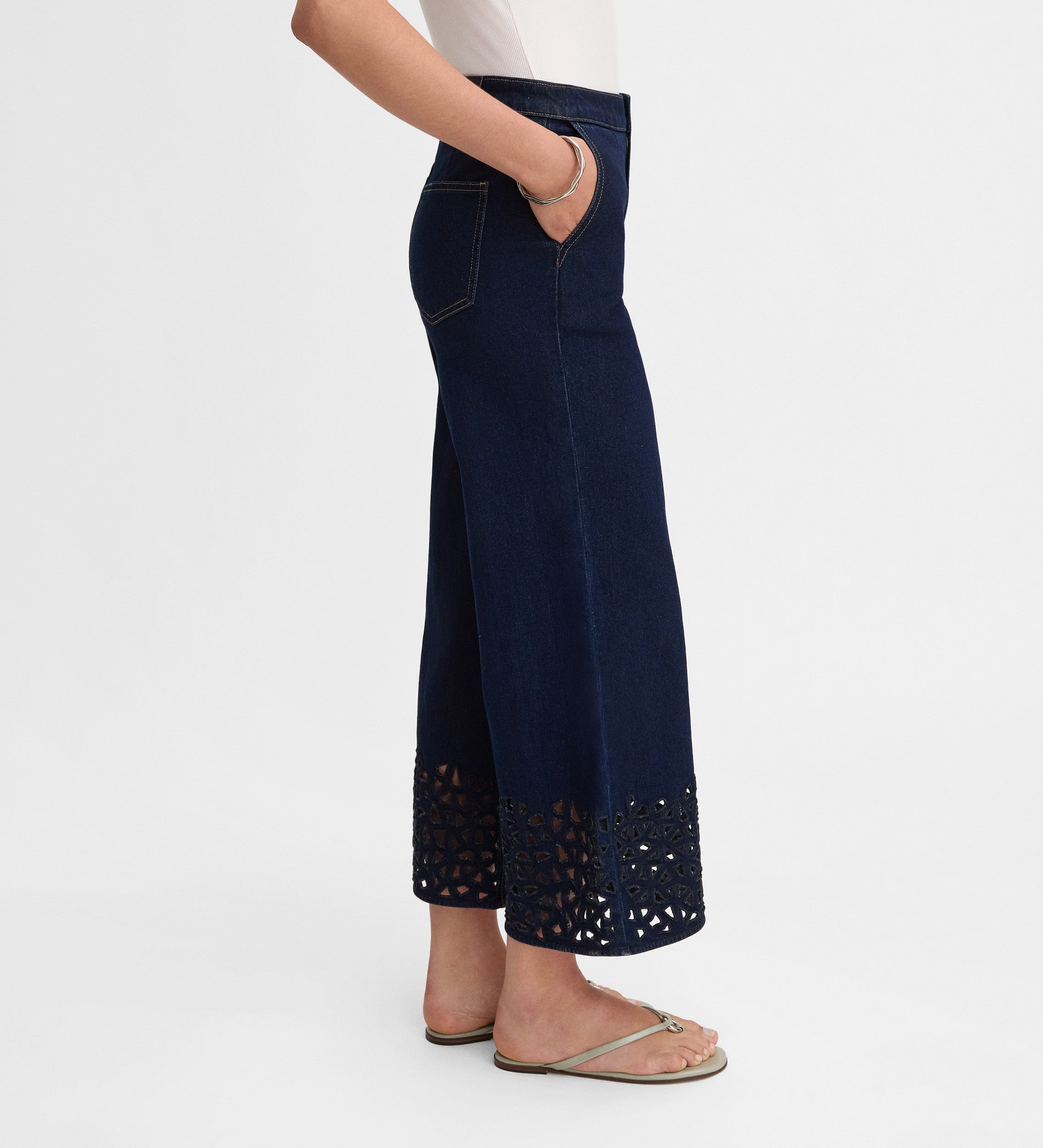 Pantalón vaquero crop troquelado