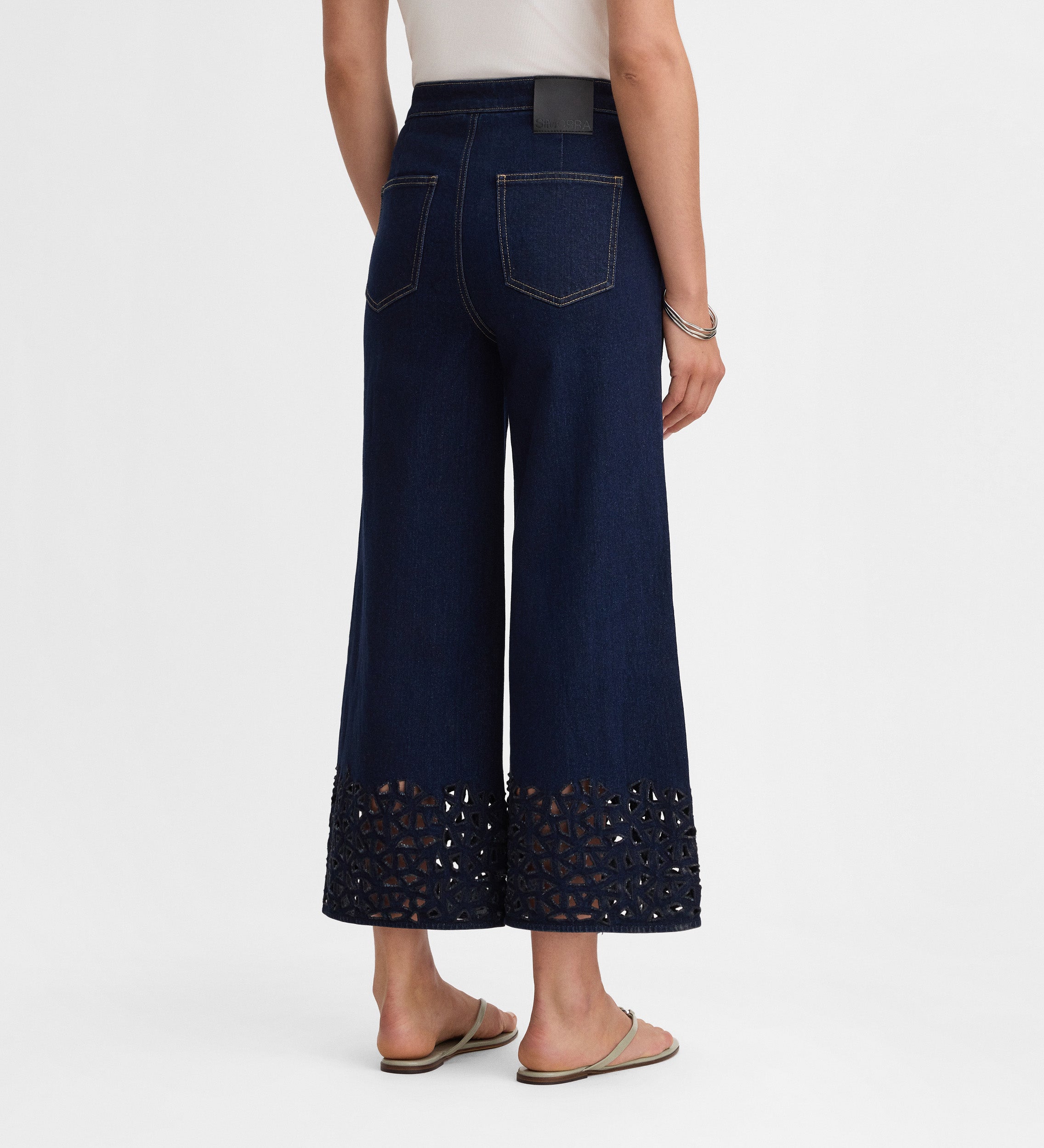 Pantalón vaquero crop troquelado